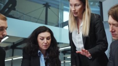 Üst düzey yöneticiler toplantıda projeyi tartışıyor