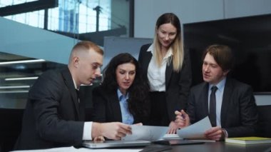 Analizler iş toplantısında kağıtlarla çalışıyor