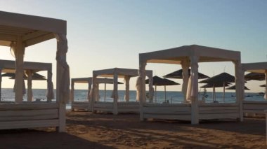 Kumsaldaki lüks kumsal çadırları