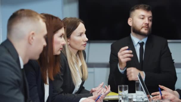 Biznesmeni kiwają głową podczas spotkania — Wideo stockowe