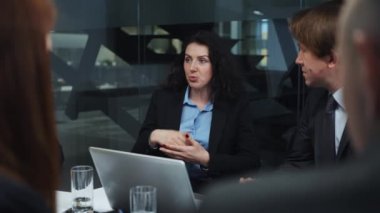 Kadın CEO iş toplantısında konuşma yapacak.