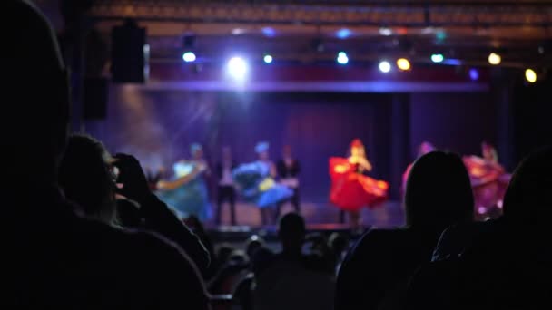Lidé sledují hudební show s kankánskými tanečníky — Stock video