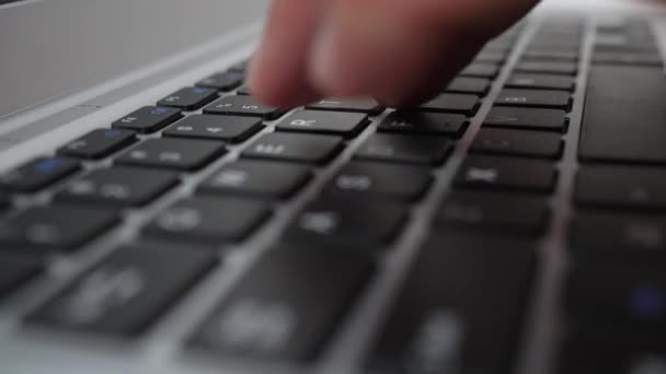 Finger SMS auf der Tastatur des Laptops — Stockvideo