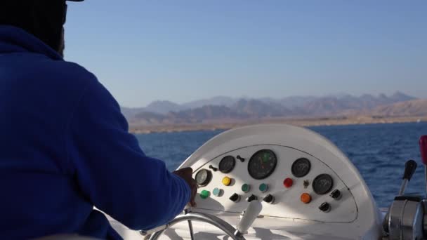 Capitano al volante della nave in mare — Video Stock