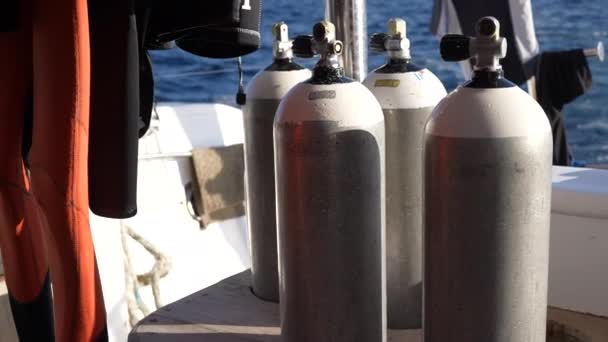 Tanques de aire de buceo en la cubierta del barco — Vídeo de stock