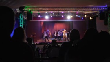 Tiyatrodaki müzikal gösterisinde izleyiciler