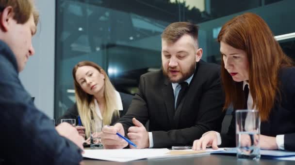 Geschäftsleute diskutieren bei Treffen über Finanzbericht — Stockvideo