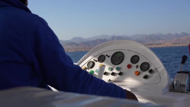 Kapitán otáčí volantem lodi plující v moři — Stock video