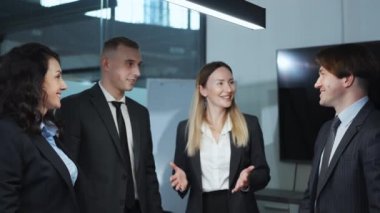 İş ekibi el ele tutuşarak başarıyı kutluyor