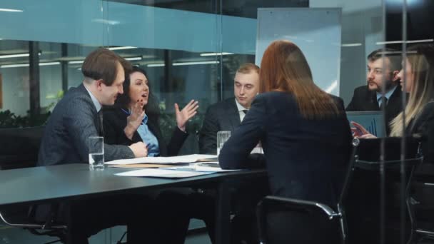 Equipe de gerentes fazendo planejamento de negócios em reunião no escritório — Vídeo de Stock