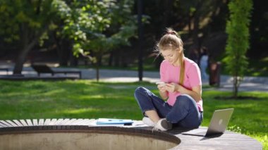 Akıllı telefon ve kuş inişi kullanan bir kadın.