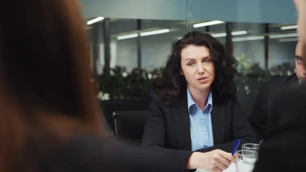 Женщина топ-менеджер беседует с коллегами на деловой встрече — стоковое видео