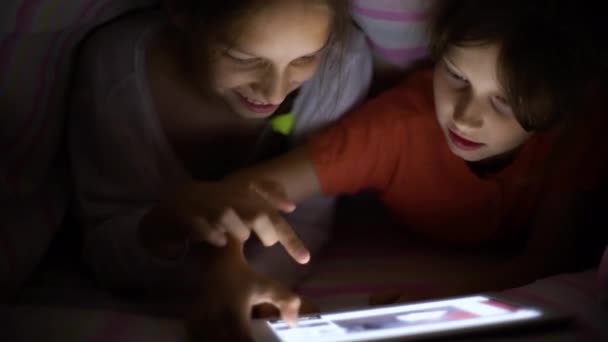 Kız kardeşler geceleri tablette online oyun oynuyorlar — Stok video