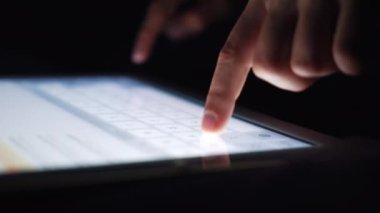Kapalı çocuk karanlıkta tablete mesaj gönderiyor