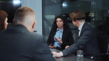 Bayan üst düzey yönetici iş toplantısında konuşuyor.