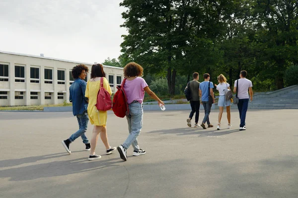 Studenten in slow motion die na de les naar huis gaan — Stockfoto