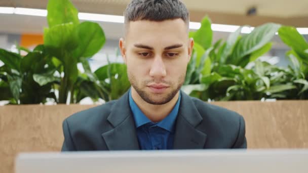 Бізнесмен працює онлайн на ноутбуці — стокове відео