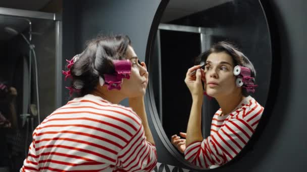 Mujer mirando al espejo y usando lápiz de cejas — Vídeos de Stock