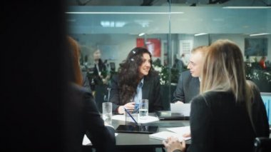 İş ekibi toplantıda projeyi tartışıyor