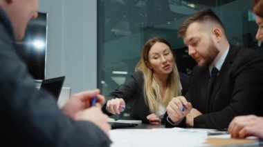 Üst düzey yöneticilerin iş toplantısı