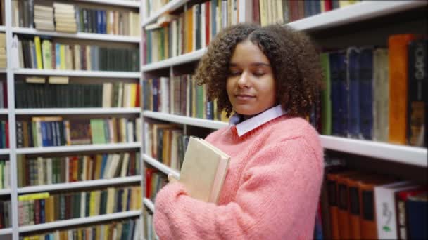 도서관에 책 이 있는 흑인 십 대 소녀 — 비디오