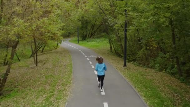 Бегунья бегает в парке над головой — стоковое видео