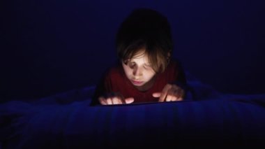 Geceleri tablette gezinen kız