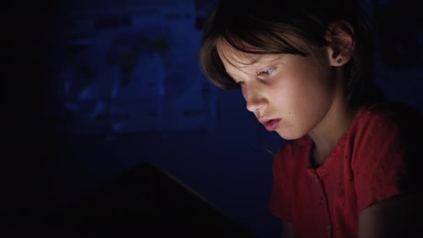 Meisje speelt op tablet in het donker — Stockvideo