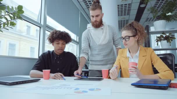 Equipo empresarial discutiendo gráficos de crecimiento en la oficina — Vídeos de Stock