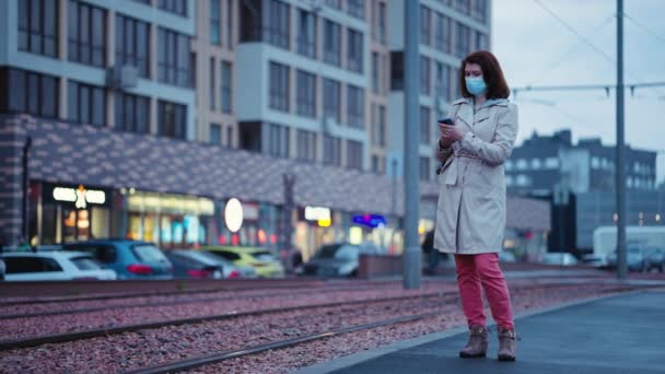 Женщина на платформе разговаривает по телефону — стоковое видео