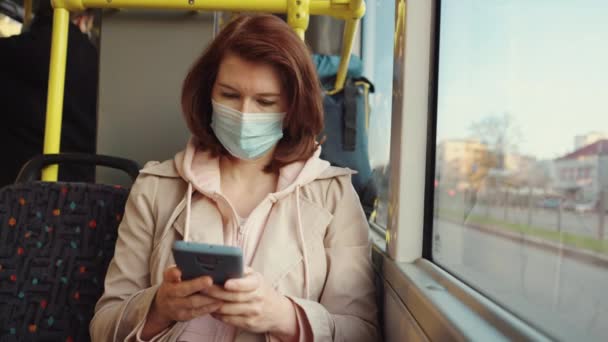 Female passenger in bus texting sms on phone — Stock Video