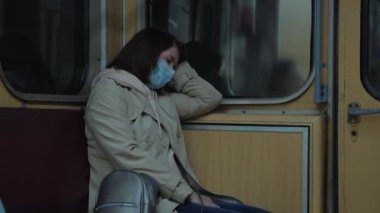 Bir kadın yeraltı treninde kestiriyor.