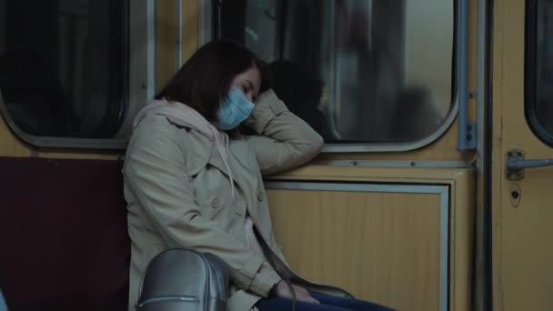 Γυναίκα που κοιμάται σε υπόγειο τρένο — Αρχείο Βίντεο