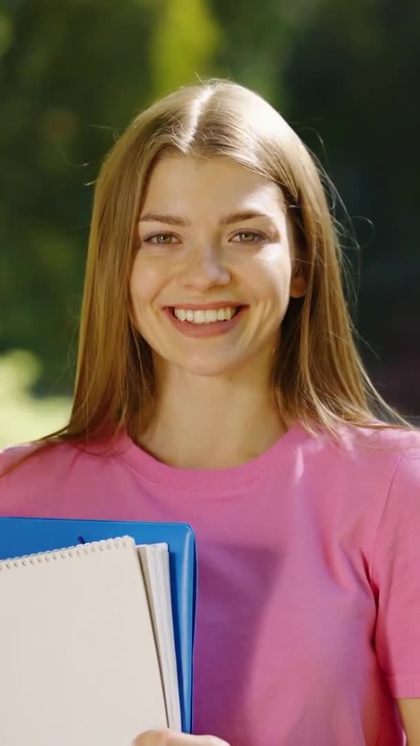 Verticaal scherm: Studenten portret met notitieboekjes buiten — Stockvideo