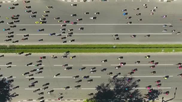 Luchtfoto van racers paardrijden fietsen op stadswedstrijd — Stockvideo
