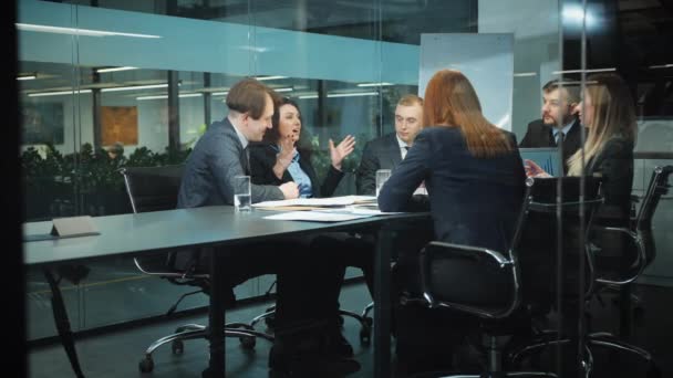 Incontro di lavoro del team di professionisti che discute il nuovo progetto — Video Stock