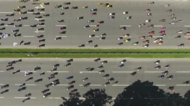 Şehir yolunda bisiklet yarışı havası