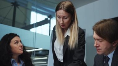 Üst düzey yönetici toplantıda ilerleme raporu veriyor