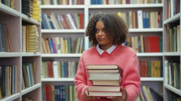 도서실에서 책을 나르는 젊은 흑인 여성 — 비디오