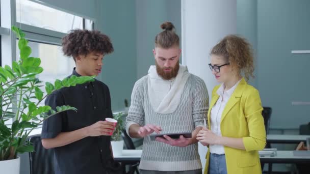 Chef d'équipe discutant du projet avec l'équipe de démarrage pendant la pause café — Video