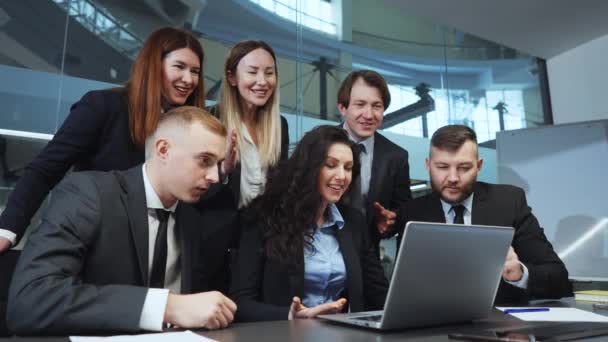 Equipe de negócios seguindo notícias no laptop e ganhando sucesso — Vídeo de Stock