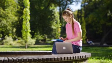 Yazın dışarıda çalışan kadın yazar.