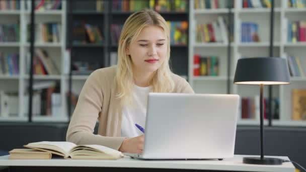 Adolescente Con Pelo Largo Rubio Sentado Mesa Haciendo Investigación Con — Vídeo de stock