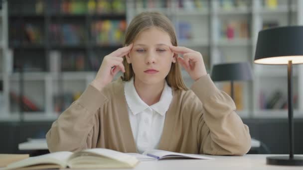 Niña Triste Escuela Ropa Casual Sentada Mesa Sufriendo Dolor Cabeza — Vídeos de Stock