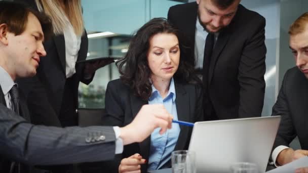 Spotkanie Biznesowe Biurze Menedżerowie Pokazujący Postępy Firmy Laptopie Kobiety Ceo — Wideo stockowe