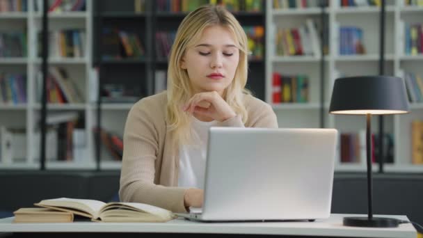 Sıradan Giyinen Genç Bir Kız Evde Dizüstü Bilgisayarla Çalışıyor Baş — Stok video