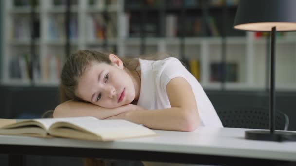 Ragazza Triste Sdraiata Sul Libro Guardando Lato Pupilla Sensazione Stanchezza — Video Stock