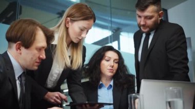 İş adamlarının ofiste toplanması, takım çalışması, yöneticilerin şirket gelişimini tartışması, dizüstü bilgisayar ve tablet kullanması. İş planlaması, iş arkadaşları arasındaki iletişim