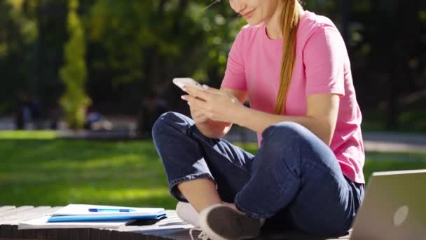 Junge Frauen Freizeitkleidung Sitzen Auf Einer Bank Park Und Haben — Stockvideo