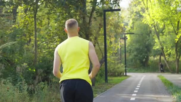 Fit Muž Krátkým Sestřihem Žluté Sportovní Košili Běží Silnici Zeleném — Stock video